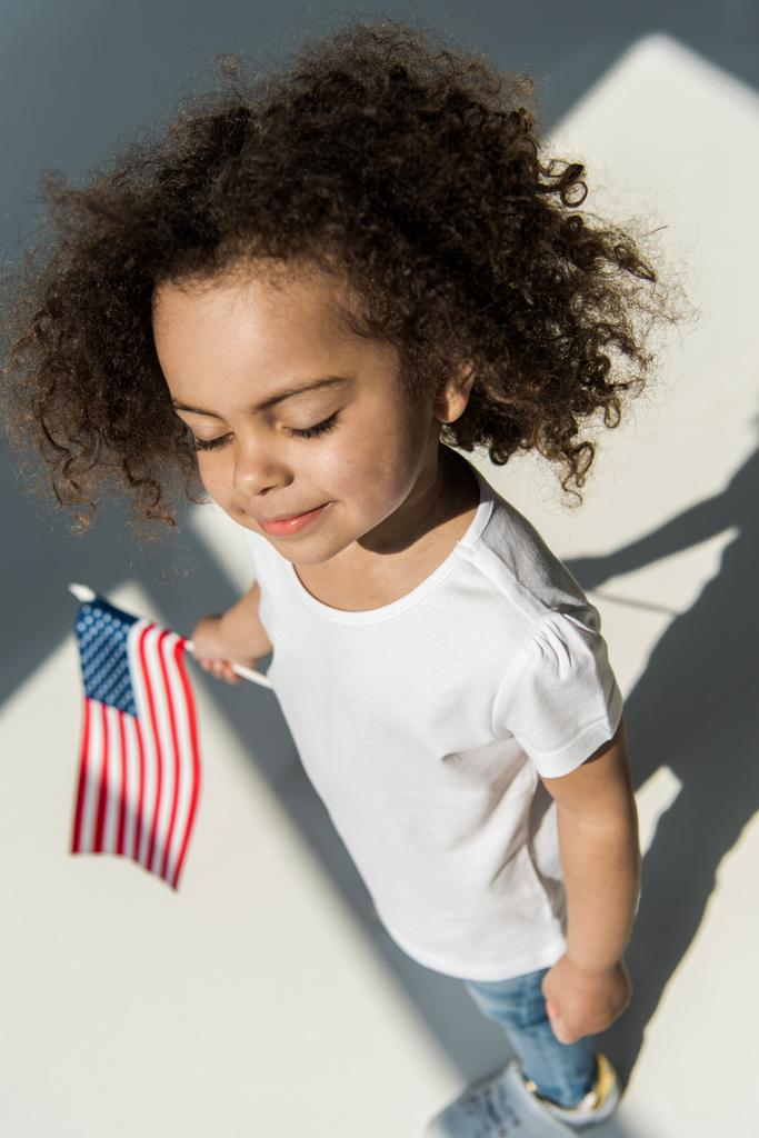 アメリカの国旗を振っての中アフリカ系アメリカ人のかわいい女の子 ロイヤリティフリー写真 画像素材