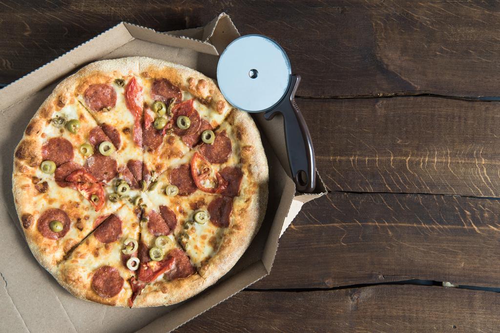 Вид Сверху Вкусной Свежей Пиццы В Картонной Лицензионные фото и стоковые  изображения