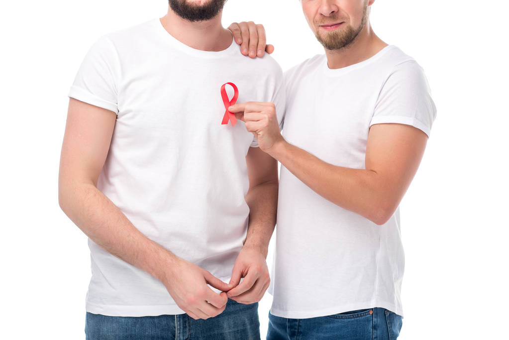 エイズのリボンを白で隔離と幸せなゲイのカップルのクロップ撮影 ロイヤリティフリー写真 画像素材