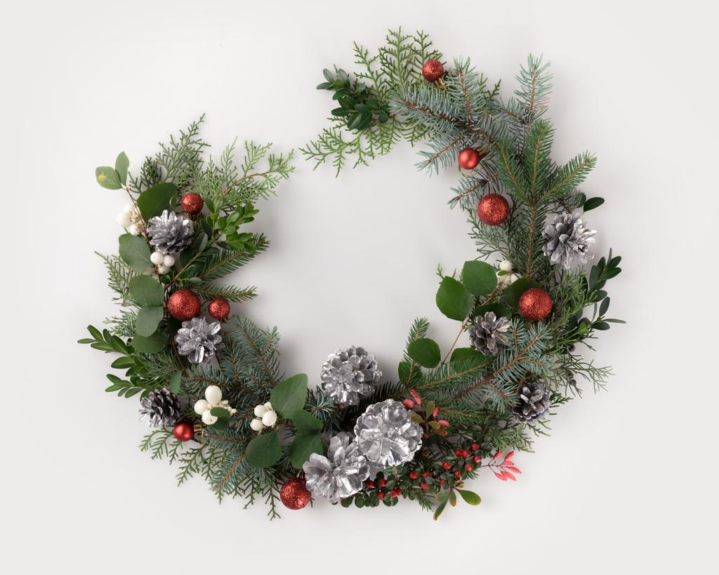 クリスマス リースのモミの枝 クリスマス ボール 松ぼっくり ヤドリギ 白で隔離から成っています ロイヤリティフリー写真 画像素材