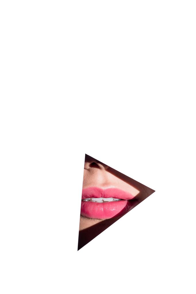 三角形の穴が白で隔離の背後にある美しいピンクの唇を持つ女性 ロイヤリティフリー写真 画像素材