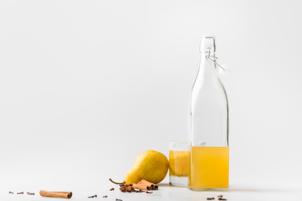 白いテーブルの上のスパイスと梨サイダーの美味しさのボトル ロイヤリティフリー写真 画像素材