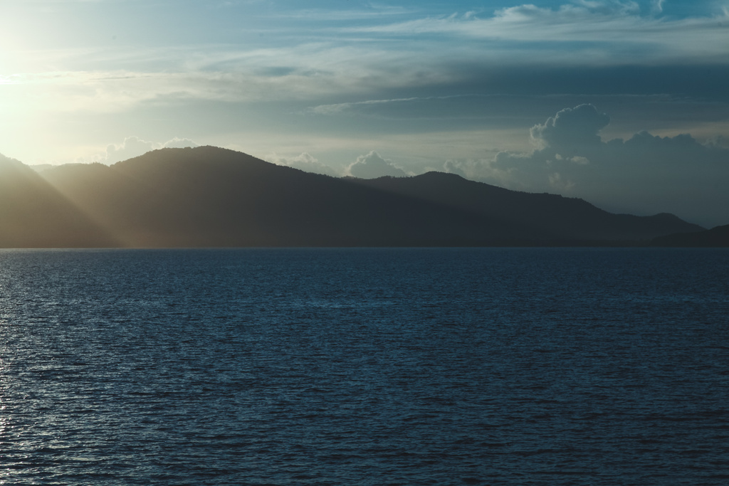夜のヒルズ シルエットと美しい海の風景 ロイヤリティフリー写真 画像素材
