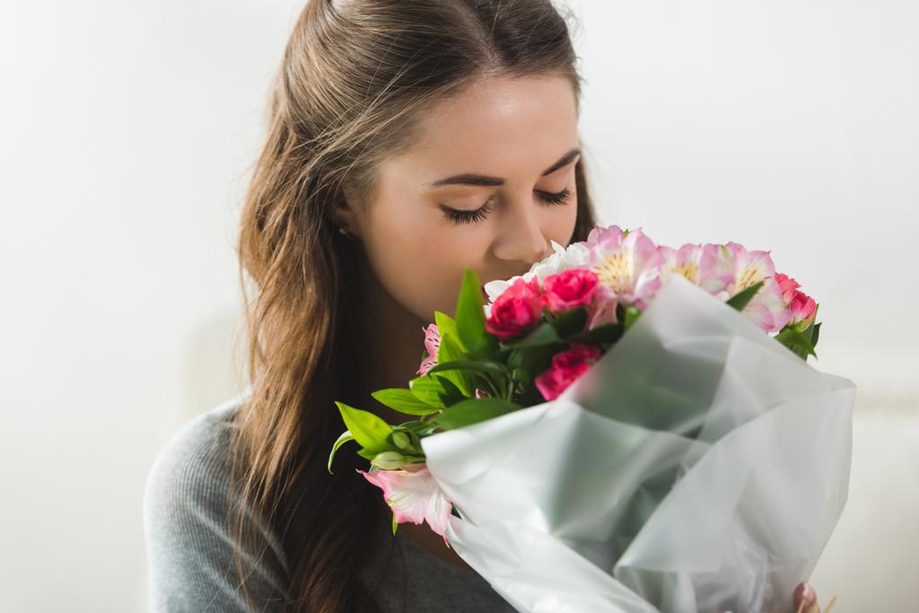 美しい花の花束を持つ官能的な若い女性 ロイヤリティフリー写真 画像素材