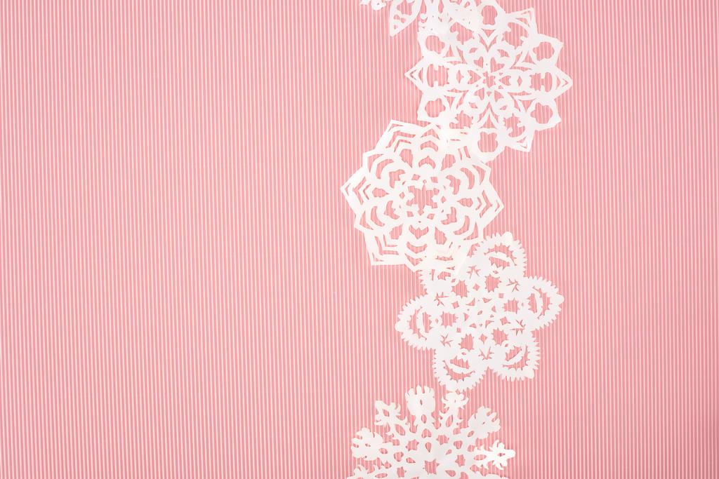 ピンクの装飾的な紙雪の結晶クリスマス背景 ロイヤリティフリー写真 画像素材
