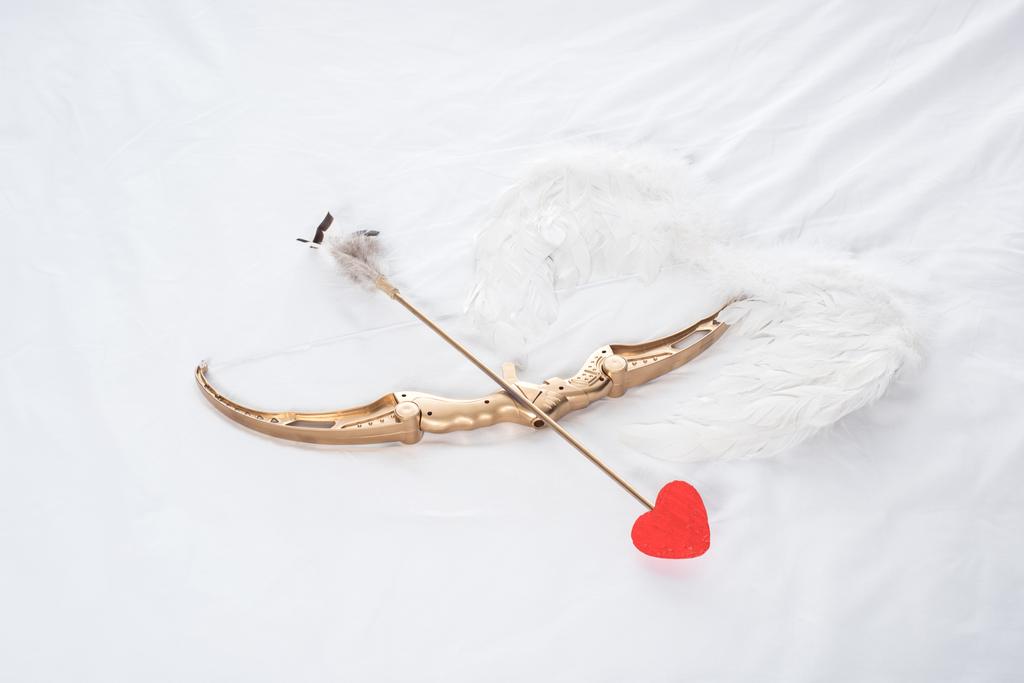 白いベッドの上翼 弓と矢の上から見る ロイヤリティフリー写真 画像素材
