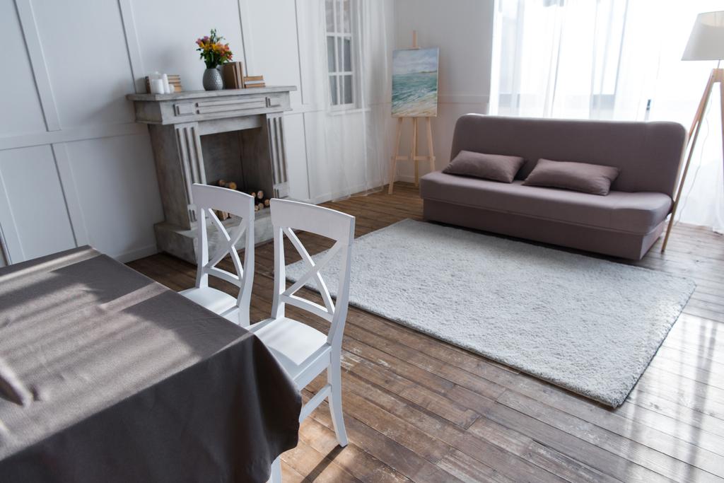 スタイリッシュな家具と空居心地の良い室内 ロイヤリティフリー写真 画像素材
