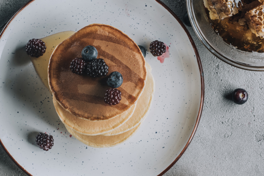 新鮮な果実と蜂蜜の甘い自家製パンケーキの上から見る ロイヤリティフリー写真 画像素材