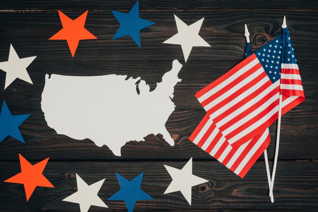 整理されたアメリカ国旗の平面図 地図の部分紙と木製表面 大統領の日のお祝い概念上の星で作られました ロイヤリティフリー写真 画像素材