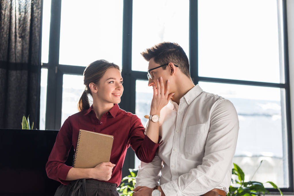 5 jel, hogy a párod flörtöl a munkahelyén - Kapcsolat | Femina