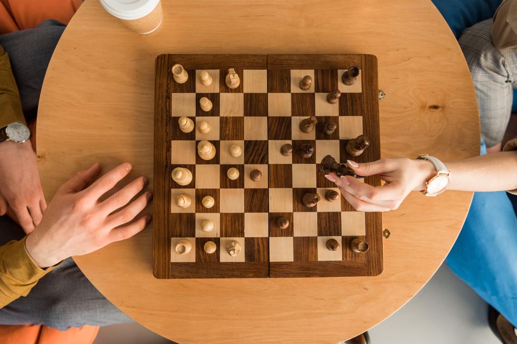 若い男と女がチェスのショットをトリミング ロイヤリティフリー写真 画像素材