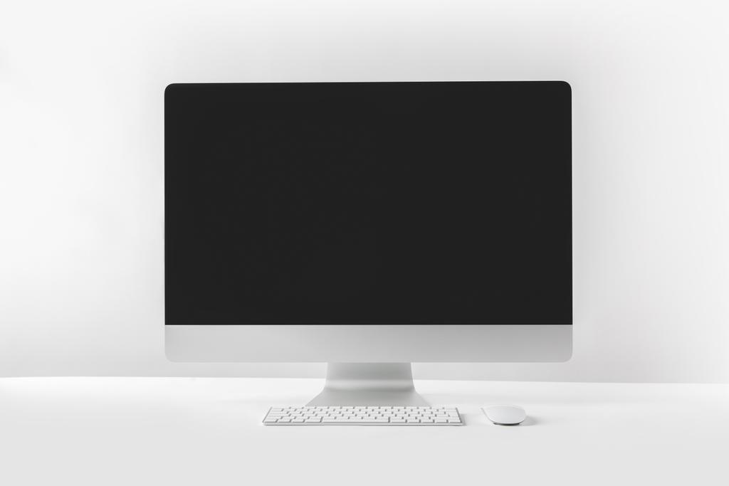 白空白の画面を持つ現代のデスクトップ コンピューター ロイヤリティフリー写真 画像素材