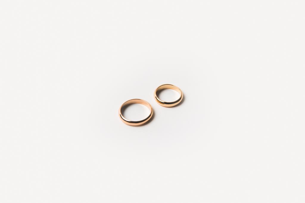 白で隔離黄金の結婚指輪のトップ ビュー ロイヤリティフリー写真 画像素材