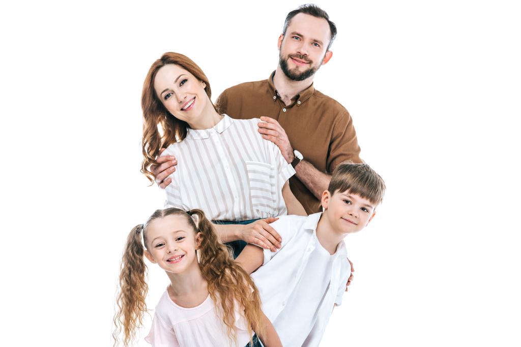 2 人の子供が一緒に立って 白で隔離カメラで笑顔と陽気な家族 ロイヤリティフリー写真 画像素材