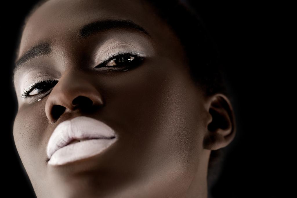 美しいアフリカ系アメリカ人少女で 白い唇を黒に分離カメラ目線のローアングル ビュー ロイヤリティフリー写真 画像素材