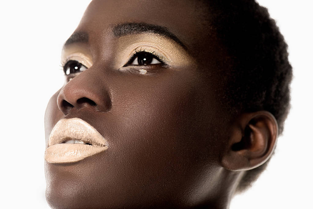 美しい官能的なアフリカ系アメリカ人女の子で 白い唇を離れて白で隔離のクローズ アップの肖像画 ロイヤリティフリー写真 画像素材