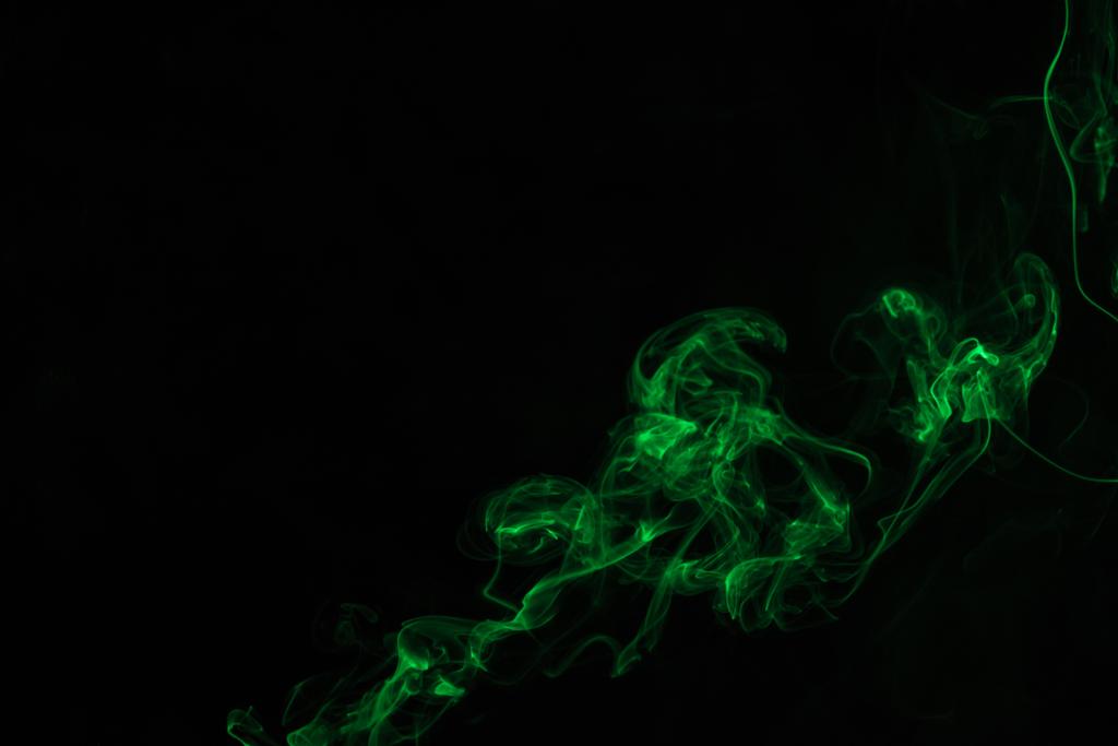 緑色の神秘的な煙と抽象的な黒背景 ロイヤリティフリー写真 画像素材