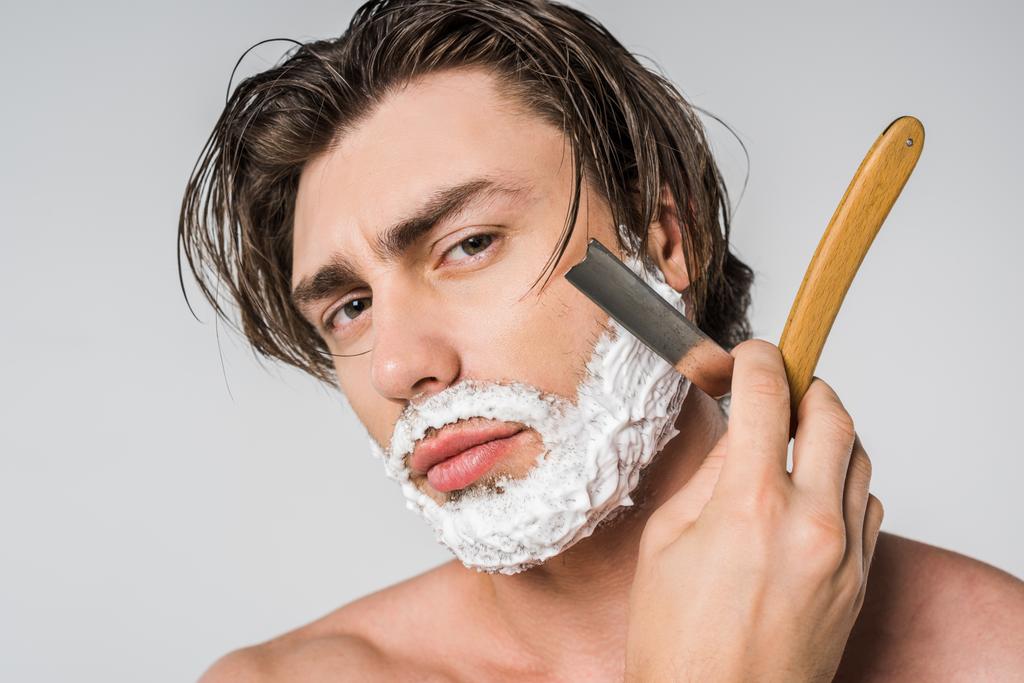 Если мужчина бреется бритвой