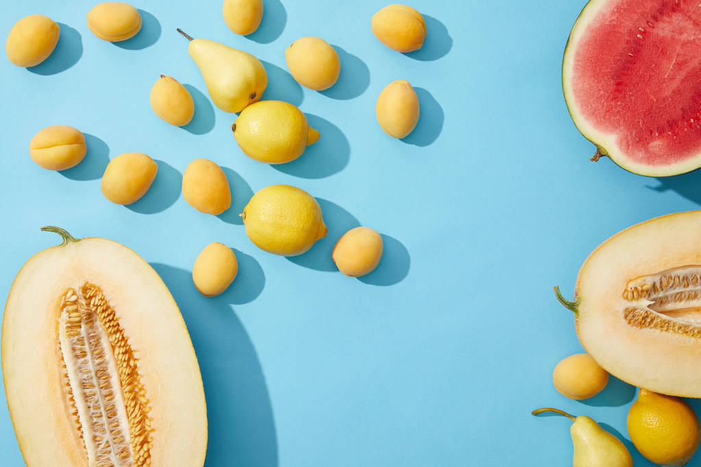 青の背景に新鮮な熟した甘い夏の果物のトップ ビュー ロイヤリティフリー写真 画像素材