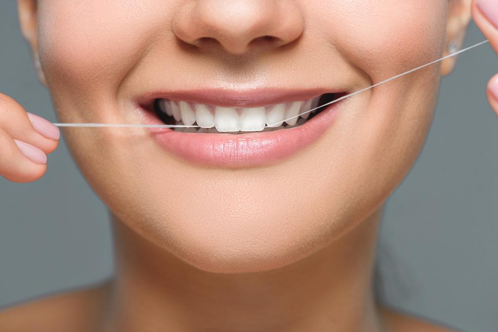 綺麗な白い歯とデンタルフロス グレーに分離された女性と笑顔の部分的なビュー ロイヤリティフリー写真 画像素材