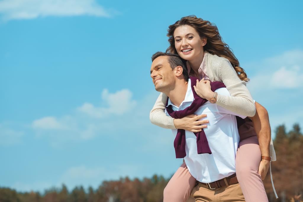 陽気なカップルの背景に青い曇り空と共に便乗 ロイヤリティフリー写真 画像素材