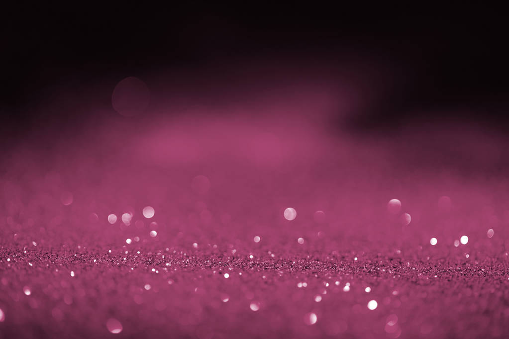 暗い背景に抽象的なぼやけたピンクのグリッター ロイヤリティフリー写真 画像素材