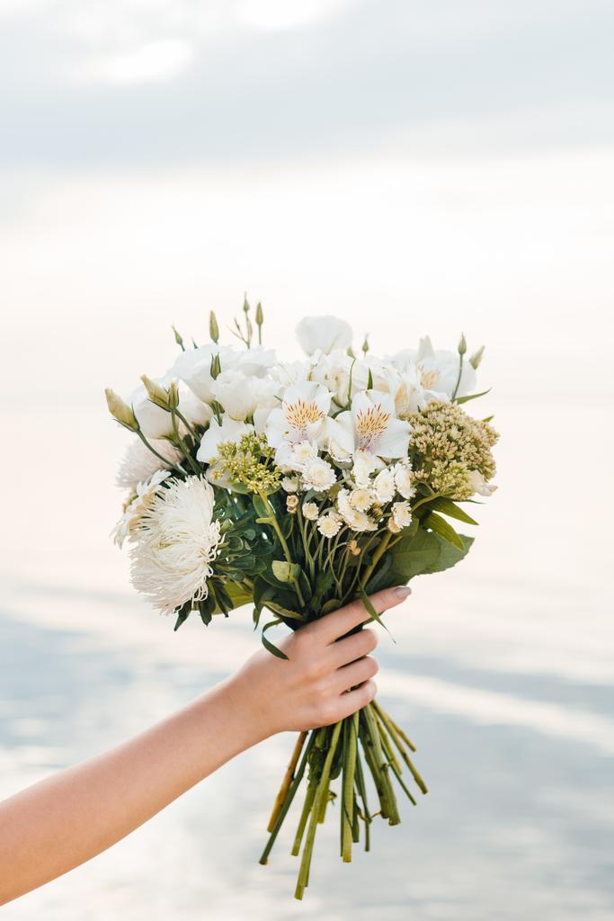 白い花の美しい花束を持った女性のビューをトリミング ロイヤリティフリー写真 画像素材