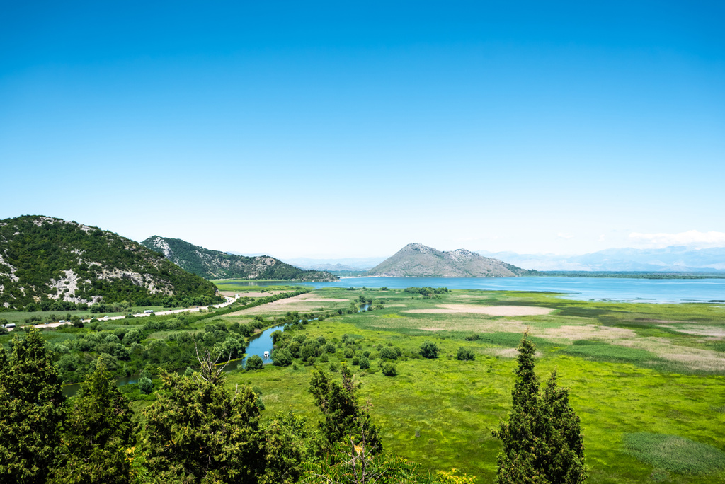 緑の谷 湖 モンテネグロの山々 の美しい景色 ロイヤリティフリー写真 画像素材