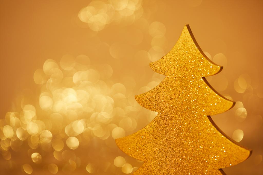 背景をぼかした写真に装飾のための黄金のきらびやかなクリスマス ツリー ロイヤリティフリー写真 画像素材