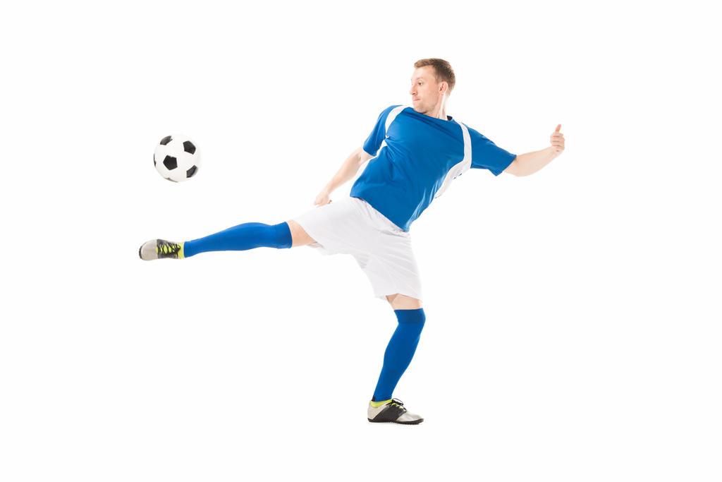白で隔離ボールを蹴る運動若いサッカー選手の完全な長さのビュー ロイヤリティフリー写真 画像素材