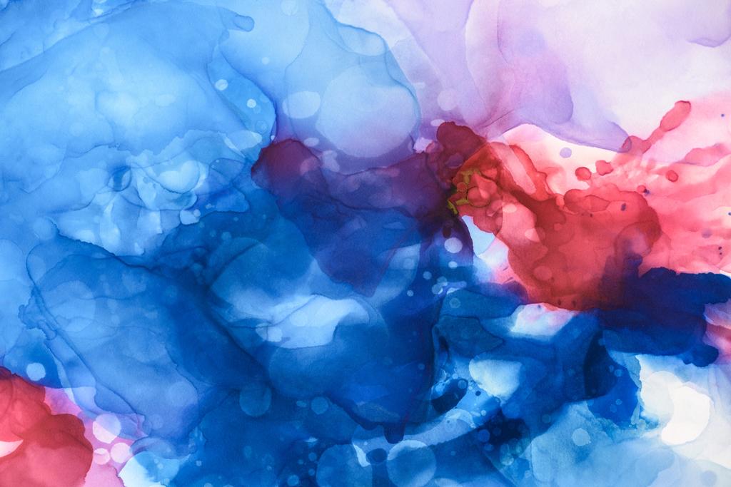 抽象的な背景としてアルコール インクの暗い青 赤 紫の水しぶき ロイヤリティフリー写真 画像素材