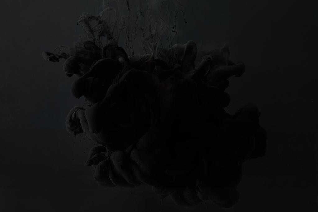 暗い背景にスプラッシュ ペイント黒ガッシュ ロイヤリティフリー写真 画像素材