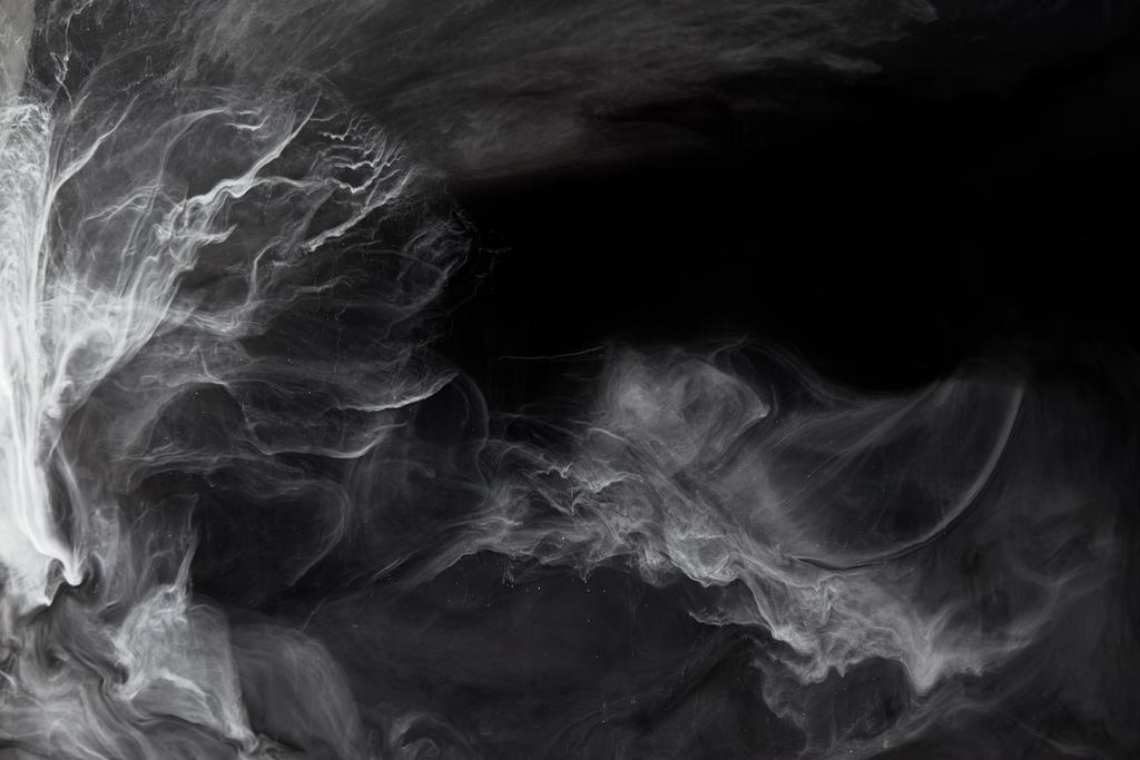 黒の背景に灰色のペンキの抽象的なまんじ ロイヤリティフリー写真 