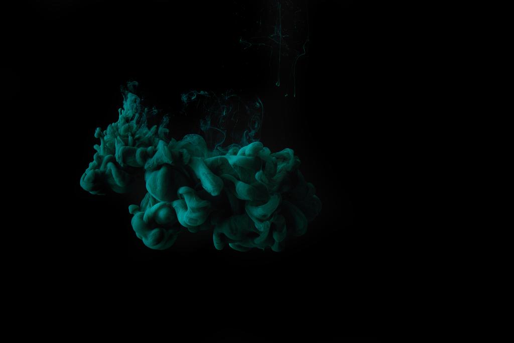 ペンキの緑のスプラッシュと抽象的な暗い背景 ロイヤリティフリー写真 画像素材