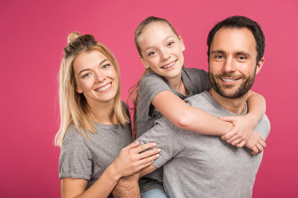 陽気な家族の孤立したピンクを抱いて 一緒に ロイヤリティフリー写真 画像素材