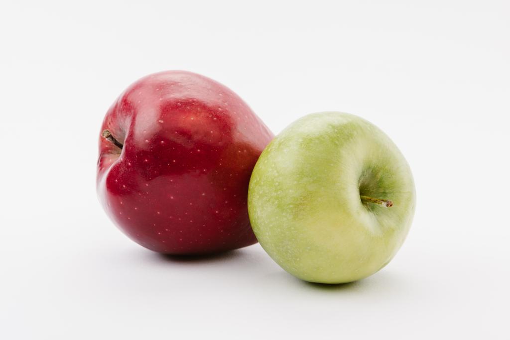 白い背景の上おいしい完熟赤と緑のりんご ロイヤリティフリー写真 画像素材
