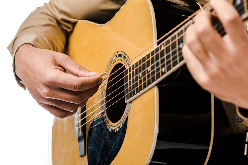 白で隔離のアコースティック ギターで遊んで男性ミュージシャンのクロップ撮影 ロイヤリティフリー写真 画像素材
