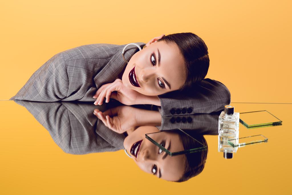 フォーマルで華やかな女性を浮かべてミラー反射と香水瓶の黄色の分離 ロイヤリティフリー写真 画像素材
