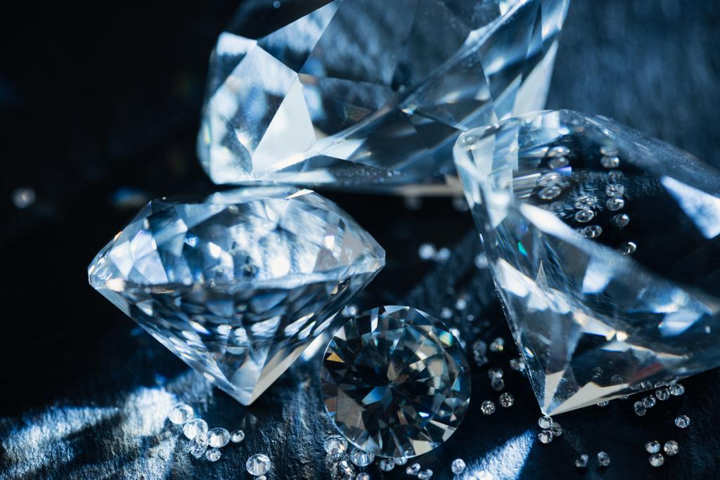 黒い背景に純粋なブルー ダイヤモンドのクローズ アップ ロイヤリティフリー写真 画像素材