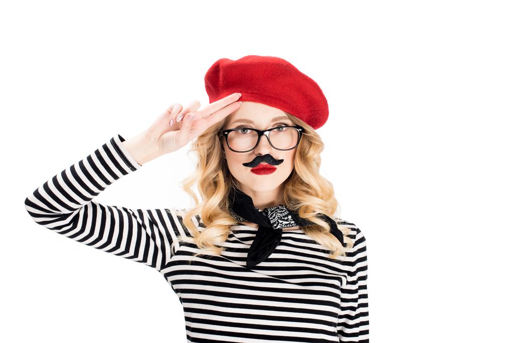 偽の口ひげを白で隔離とメガネと赤のベレー帽で魅力的な女性 ロイヤリティフリー写真 画像素材