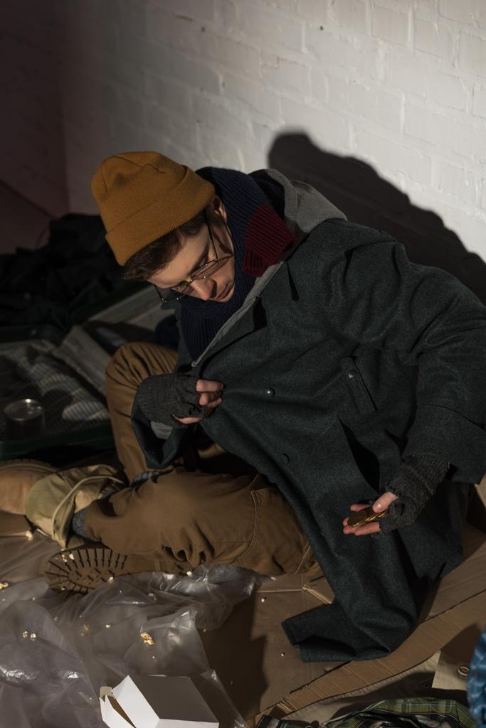ホームレス乞食男のポケットからコインを取得 ロイヤリティフリー写真 画像素材
