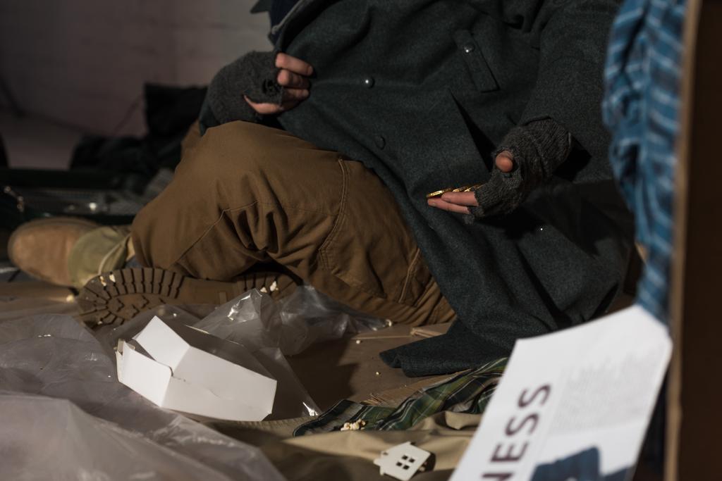 ホームレス乞食男のポケットから硬貨を得ることの部分的なビュー ロイヤリティフリー写真 画像素材