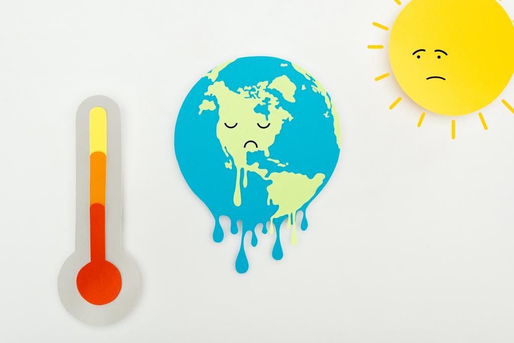 紙カット地球温暖化概念 灰色の背景上のスケールの太陽と悲しい顔の表情で溶融地球 高い温度を示す温度計 ロイヤリティフリー写真 画像素材
