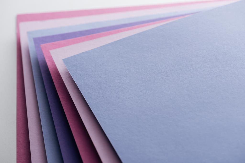 白い背景に紙の空の青 白 ピンク 紫のシート ロイヤリティフリー写真 画像素材