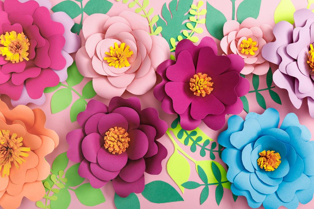 ピンクの背景紙の色鮮やかな花と緑の植物のトップ ビュー ロイヤリティフリー写真 画像素材