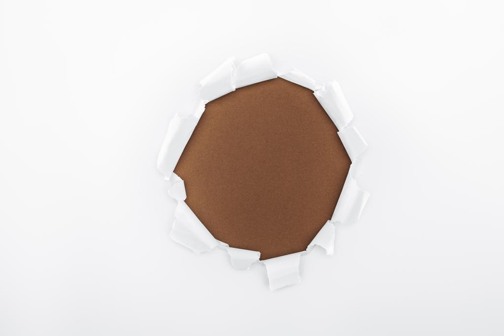 茶色の背景に白い質感の紙の破れた穴 ロイヤリティフリー写真 画像素材