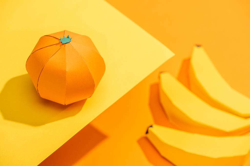 オレンジにボール紙バナナを入した黄色い紙に折り紙みかんの選択的焦点 ロイヤリティフリー写真 画像素材