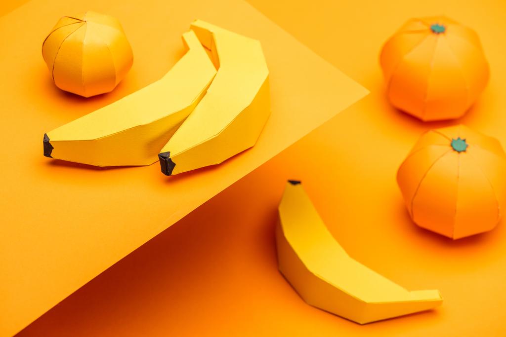 オレンジに折り紙バナナとみかんの選択的焦点 ロイヤリティフリー写真 画像素材