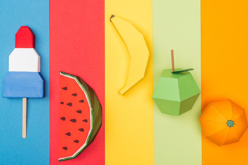 カラフルなペーパーストライプに様々な折り紙の果物やアイスクリームのトップビュー ロイヤリティフリー写真 画像素材