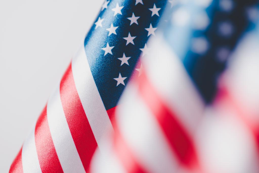 灰色 記念日の概念に隔離されたアメリカの国旗の選択的焦点 ロイヤリティフリー写真 画像素材